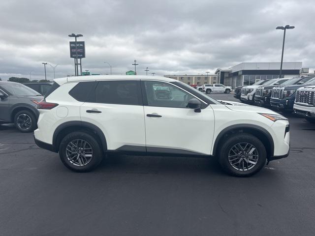 Photo of 2024 Glacier White Nissan Rogue