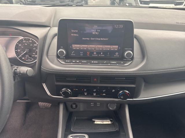 Photo of 2024 Glacier White Nissan Rogue