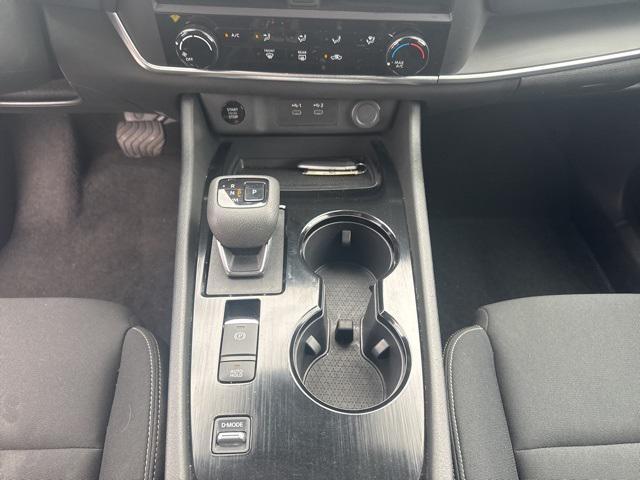 Photo of 2024 Glacier White Nissan Rogue