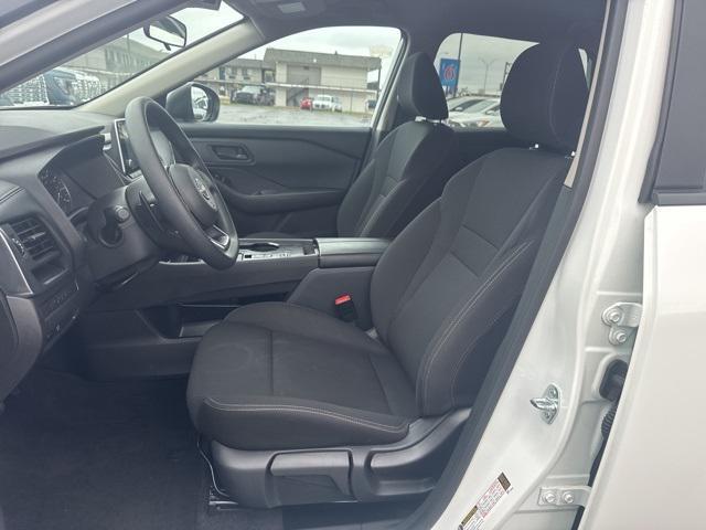 Photo of 2024 Glacier White Nissan Rogue