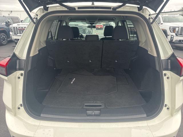 Photo of 2024 Glacier White Nissan Rogue
