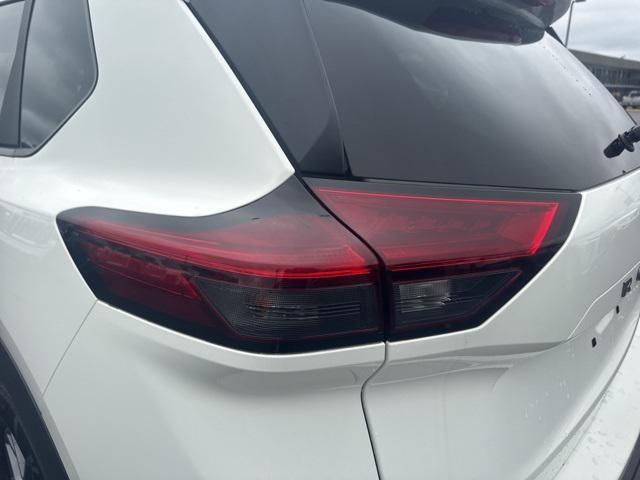Photo of 2024 Glacier White Nissan Rogue