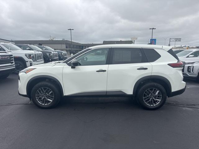 Photo of 2024 Glacier White Nissan Rogue