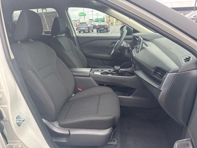 Photo of 2024 Glacier White Nissan Rogue