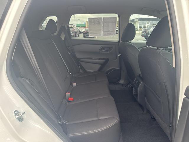 Photo of 2024 Glacier White Nissan Rogue