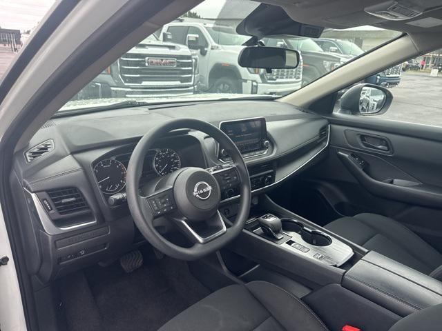 Photo of 2024 Glacier White Nissan Rogue