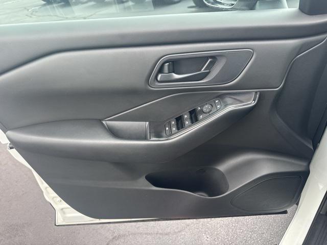 Photo of 2024 Glacier White Nissan Rogue