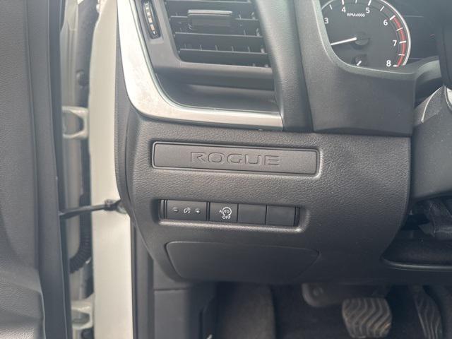 Photo of 2024 Glacier White Nissan Rogue