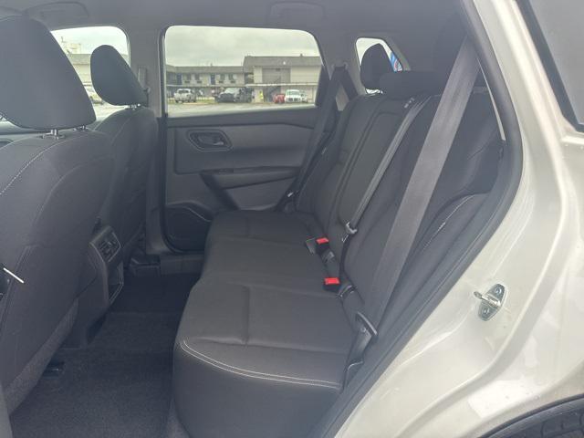 Photo of 2024 Glacier White Nissan Rogue
