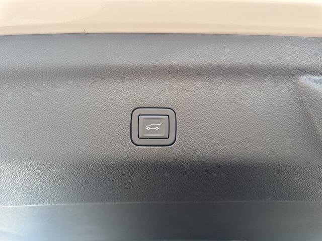 Photo of 2025 Summit White GMC Yukon