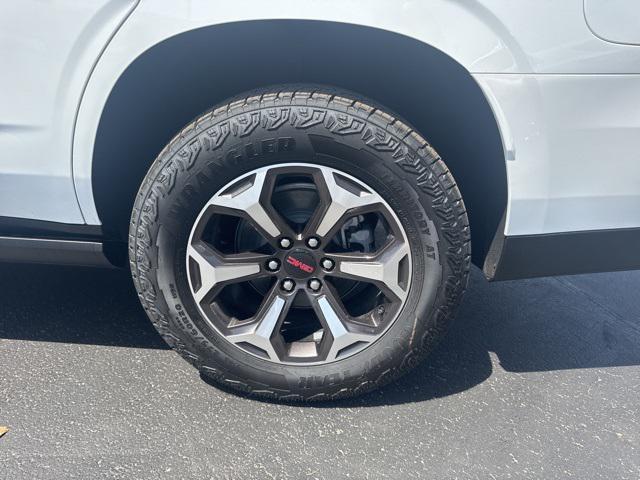 Photo of 2025 Summit White GMC Yukon