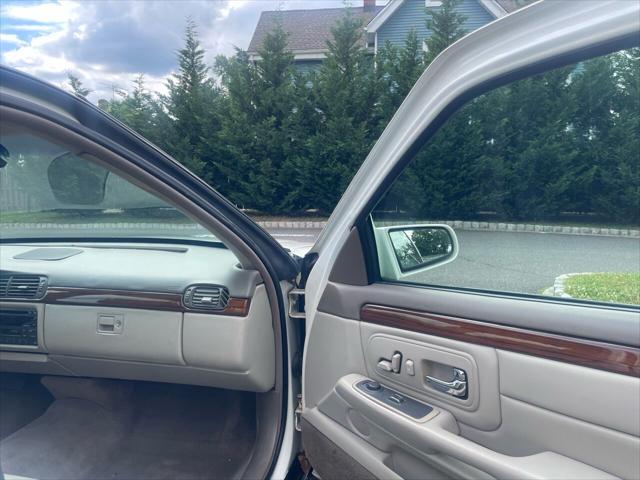 Photo of 1998 White Diamond Cadillac DeVille