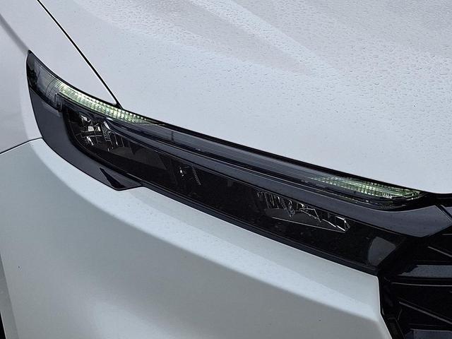 Photo of 2024 Platinum White Pearl Honda CR-V Hybrid