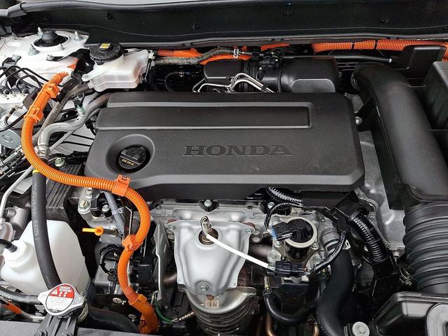 Photo of 2024 Platinum White Pearl Honda CR-V Hybrid