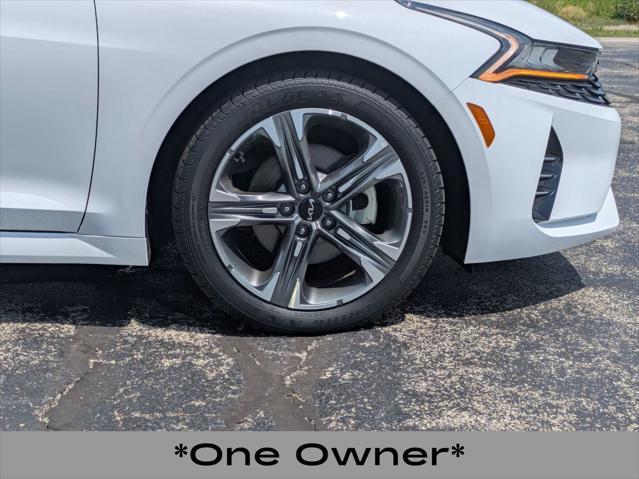 Photo of 2023 Glacial White Pearl Kia K5