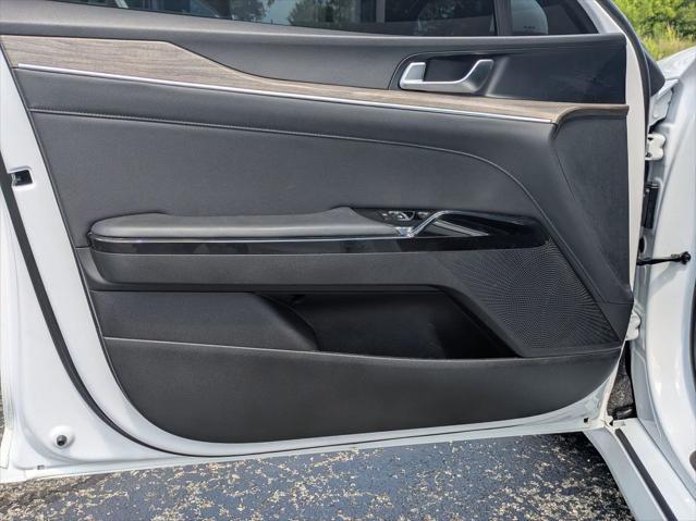 Photo of 2023 Glacial White Pearl Kia K5