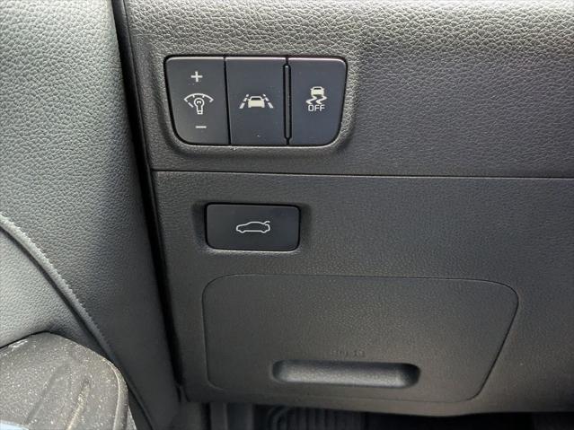 Photo of 2023 Glacial White Pearl Kia K5