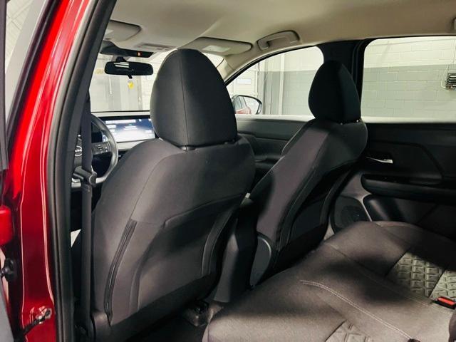 Photo of 2025 2t Red Blk Roof Nissan Kicks