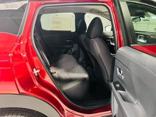 Photo of 2025 2t Red Blk Roof Nissan Kicks