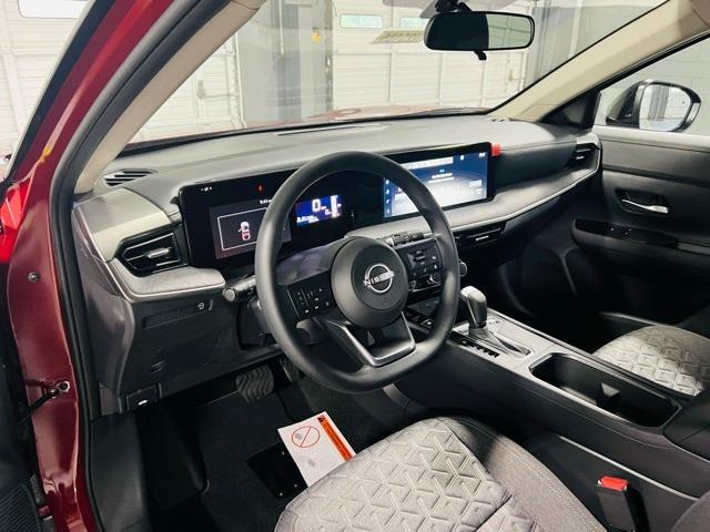 Photo of 2025 2t Red Blk Roof Nissan Kicks