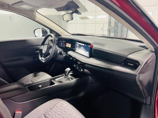 Photo of 2025 2t Red Blk Roof Nissan Kicks