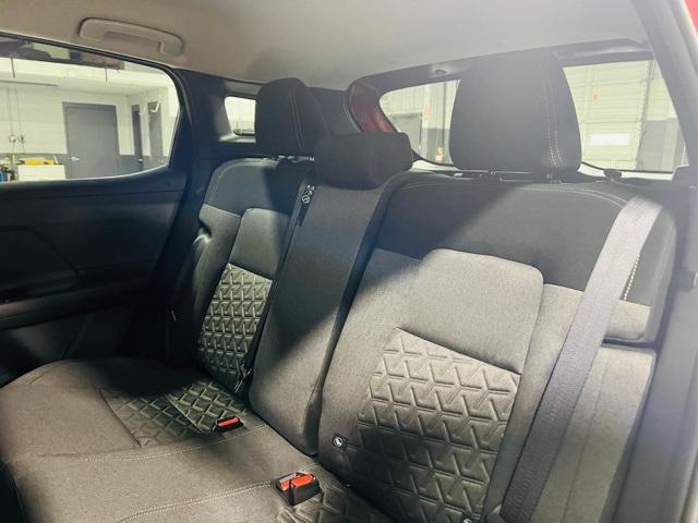 Photo of 2025 2t Red Blk Roof Nissan Kicks