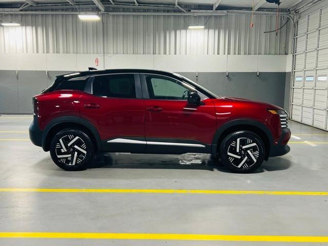 Photo of 2025 2t Red Blk Roof Nissan Kicks