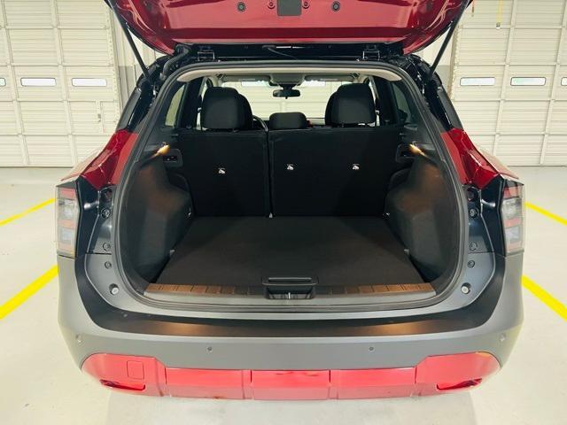 Photo of 2025 2t Red Blk Roof Nissan Kicks