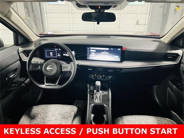 Photo of 2025 2t Red Blk Roof Nissan Kicks