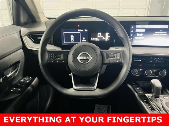 Photo of 2025 2t Red Blk Roof Nissan Kicks