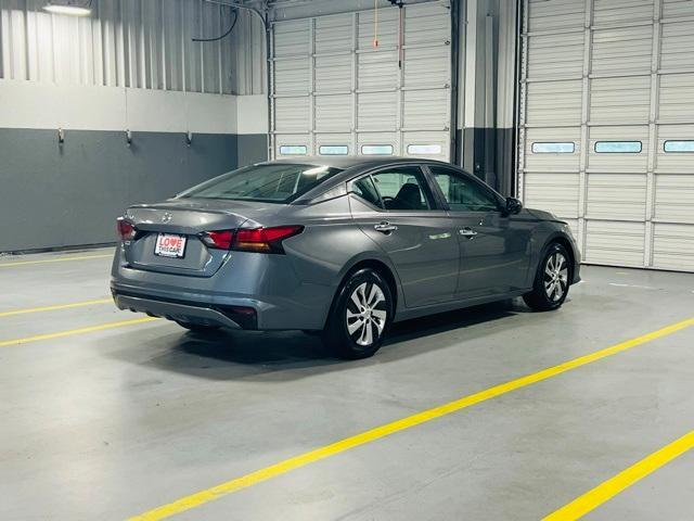 Photo of 2022 Gun Metallic Nissan Altima
