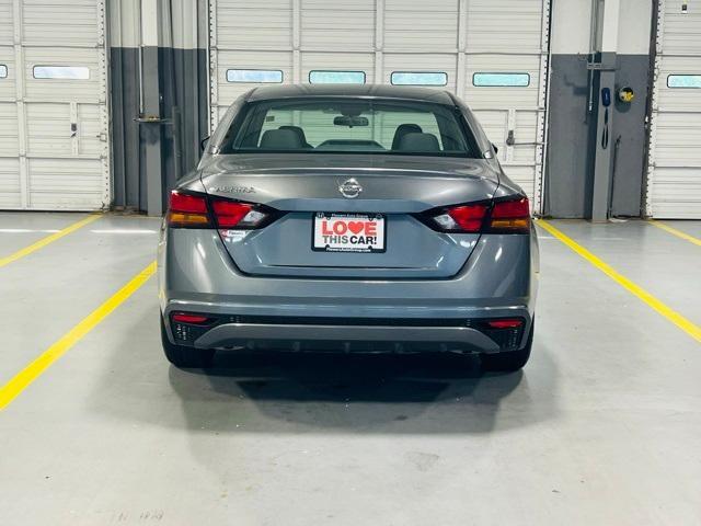 Photo of 2022 Gun Metallic Nissan Altima