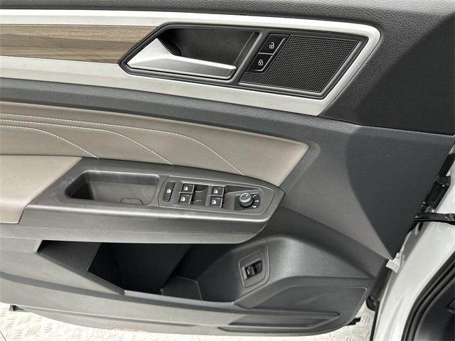 Photo of 2022 Oryx White Pearl Effect Volkswagen Atlas