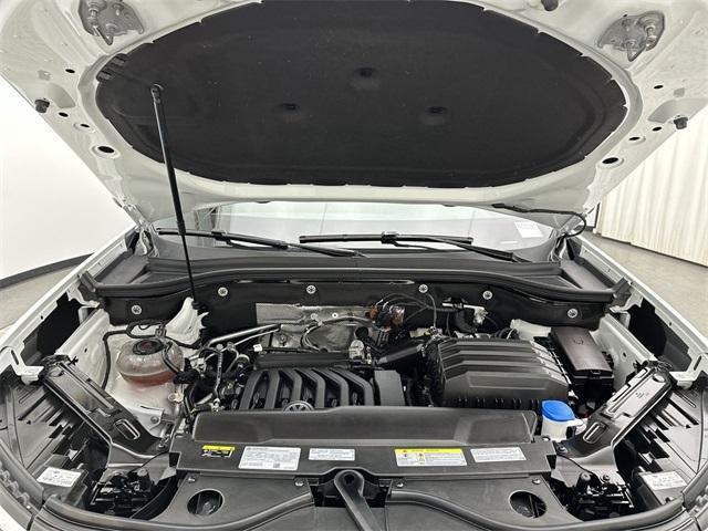 Photo of 2022 Oryx White Pearl Effect Volkswagen Atlas