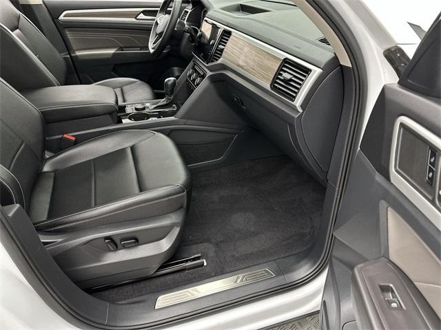 Photo of 2022 Oryx White Pearl Effect Volkswagen Atlas
