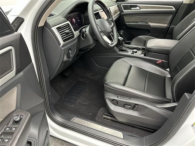 Photo of 2022 Oryx White Pearl Effect Volkswagen Atlas