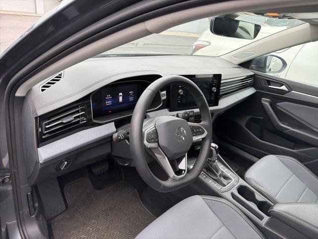 Photo of 2025 Platinum Gray Metallic Volkswagen Jetta
