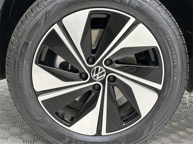 Photo of 2025 Deep Black Pearl Effect Volkswagen Taos