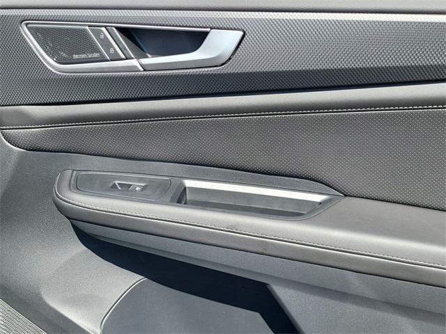 Photo of 2025 Platinum Gray Metallic Volkswagen Atlas Cross Sport