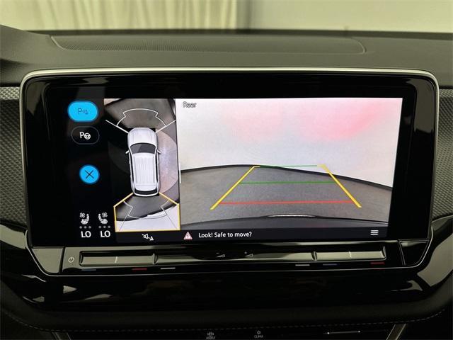 Photo of 2025 Deep Black Pearl Effect Volkswagen Atlas Cross Sport