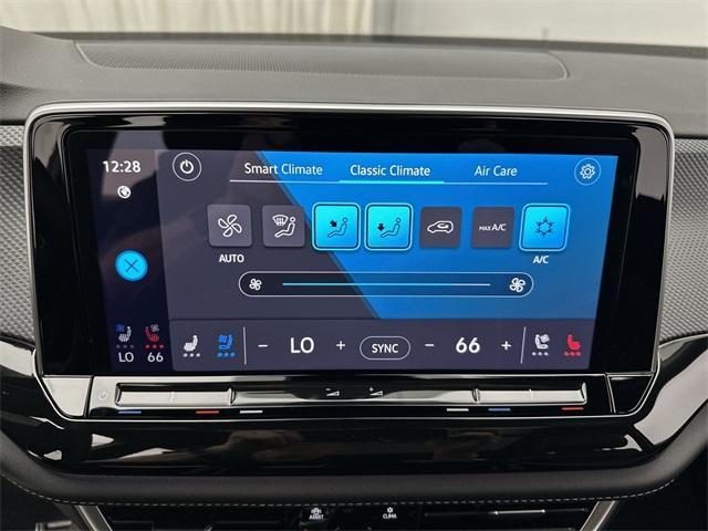 Photo of 2025 Deep Black Pearl Effect Volkswagen Atlas Cross Sport