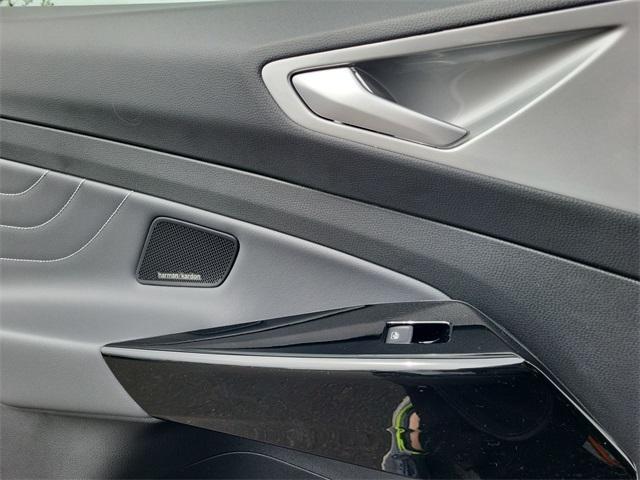 Photo of 2025 Opal White Pearl W / Black Roof Volkswagen ID.4