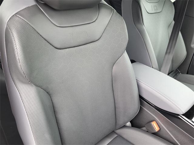 Photo of 2025 Opal White Pearl W / Black Roof Volkswagen ID.4