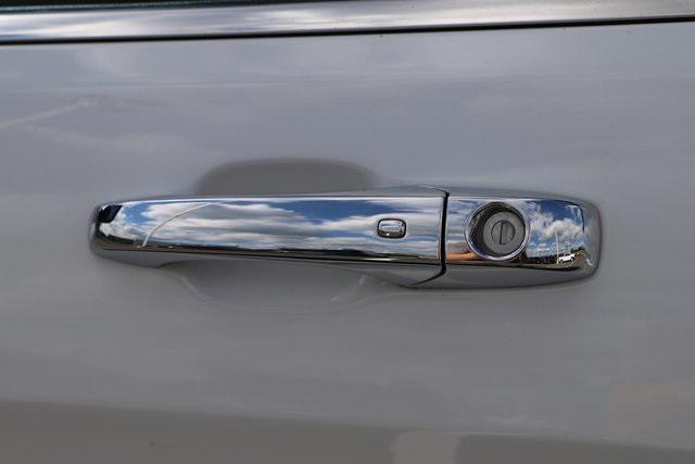 Photo of 2020 Bright White Clearcoat Jeep Grand Cherokee