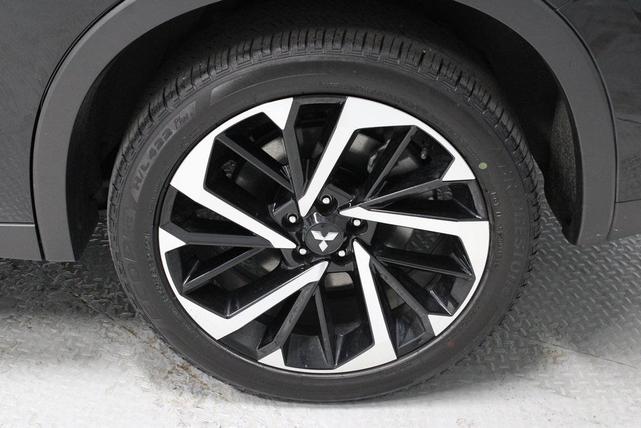 Photo of 2023 Labrador Black Pearl Mitsubishi Outlander
