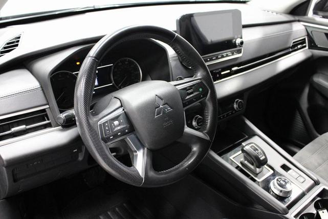 Photo of 2023 Labrador Black Pearl Mitsubishi Outlander