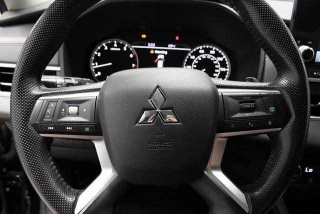 Photo of 2023 Labrador Black Pearl Mitsubishi Outlander