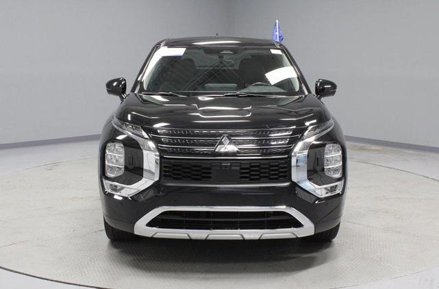 Photo of 2023 Labrador Black Pearl Mitsubishi Outlander