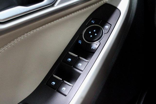 Photo of 2023 Oxford White Ford Explorer