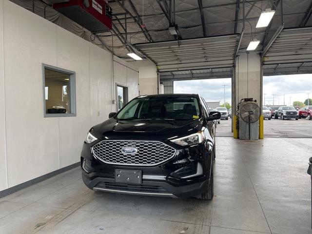 Photo of 2024 Agate Black Metallic Ford Edge